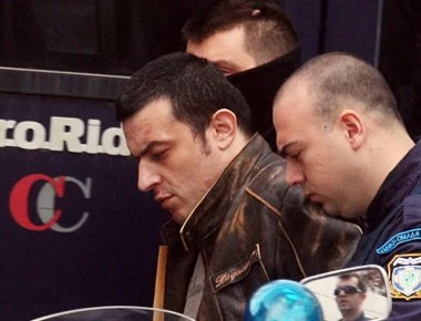 Προκλητικός ο Αλκέτ Ριζάι κατά την μεταγωγή του στα δικαστήρια Λαμίας, έβριζε τους δικαστές: «Άντε γ…σου ρε» (βίντεο)